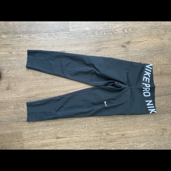 Ankle length black Nike leggings - Picture 1 of 2